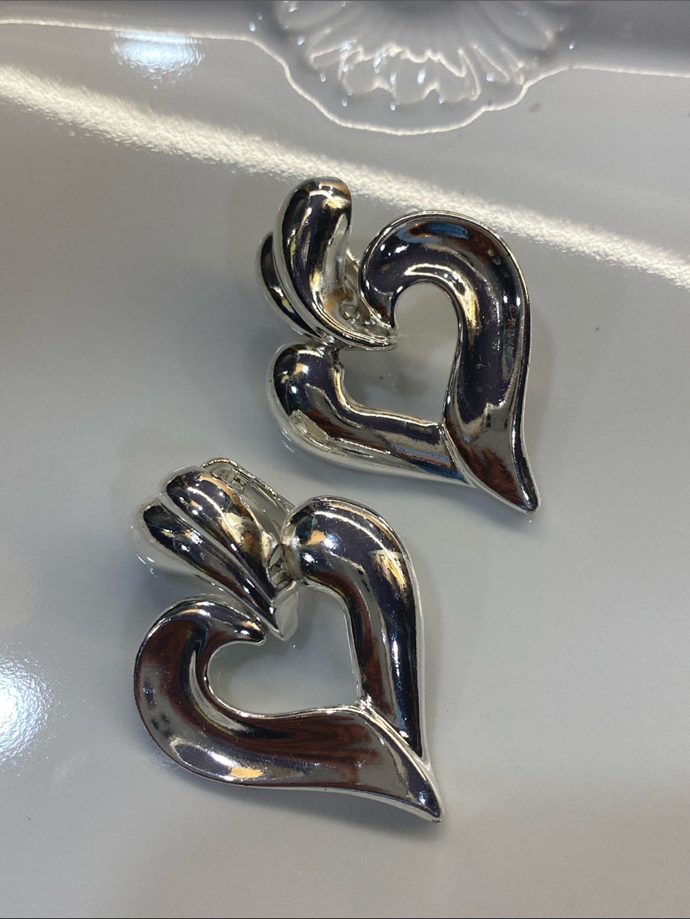 Silver Heart Clip-On Earrings - Sculpted Heart Design Vintage 1990 - Picture 2 of 4